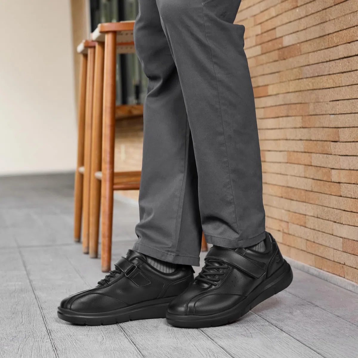 FitVille Extra Breit Leichte Sneaker Herren Einstellbar Gesundheitsschuhe Bequeme Dämpfung Walkingschuhe Business Freizeitschuhe mit aus Microfaser-Leder